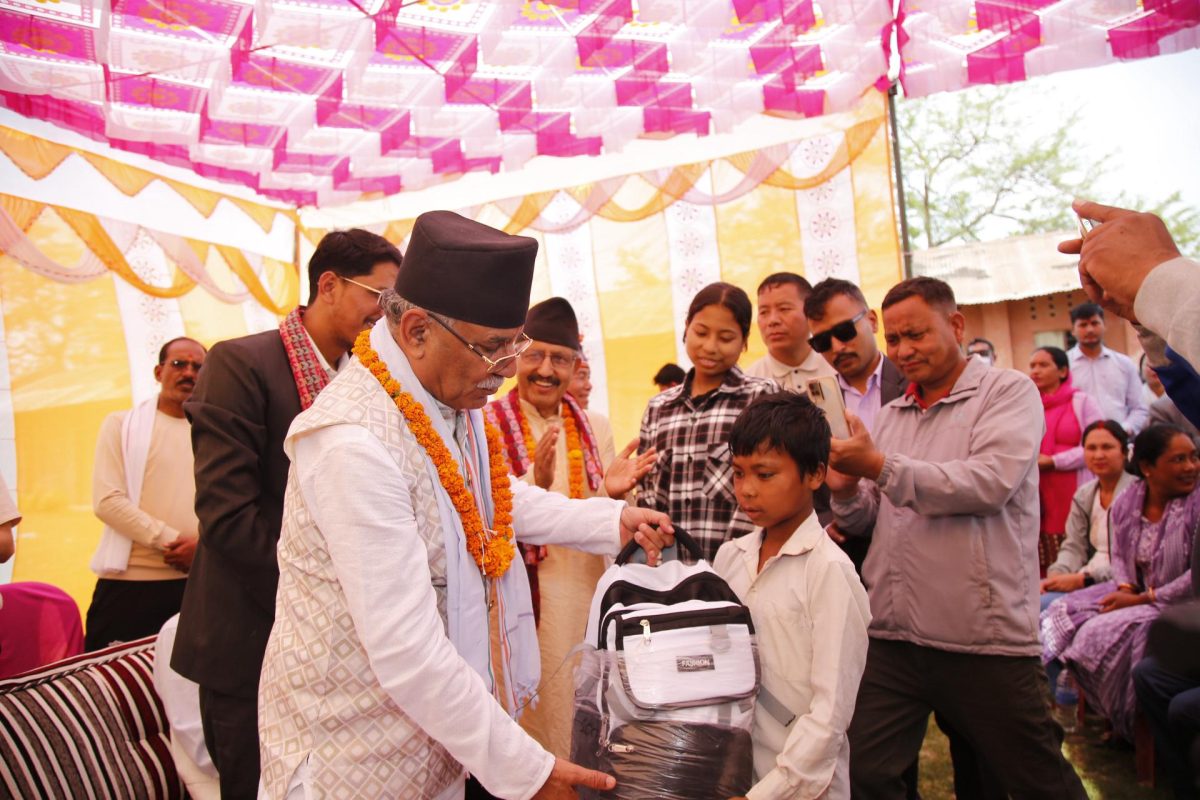 प्रचण्डले लिए सहिद परिवारका दुई बालबालिकाको अभिभावकत्व